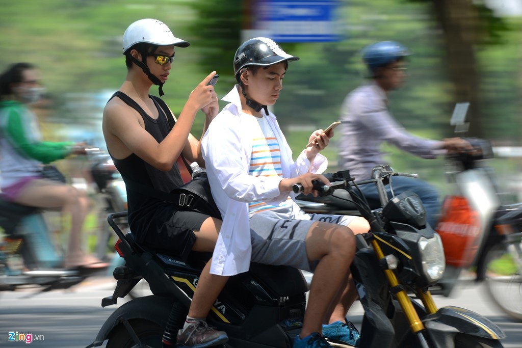 Gioi tre Ha Noi cam mat vao dien thoai san Pokemon hinh anh