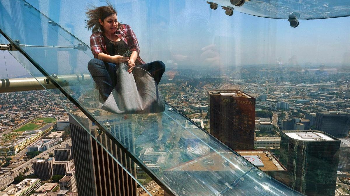 truot cau thang bang kinh tren tang 70 anh 8