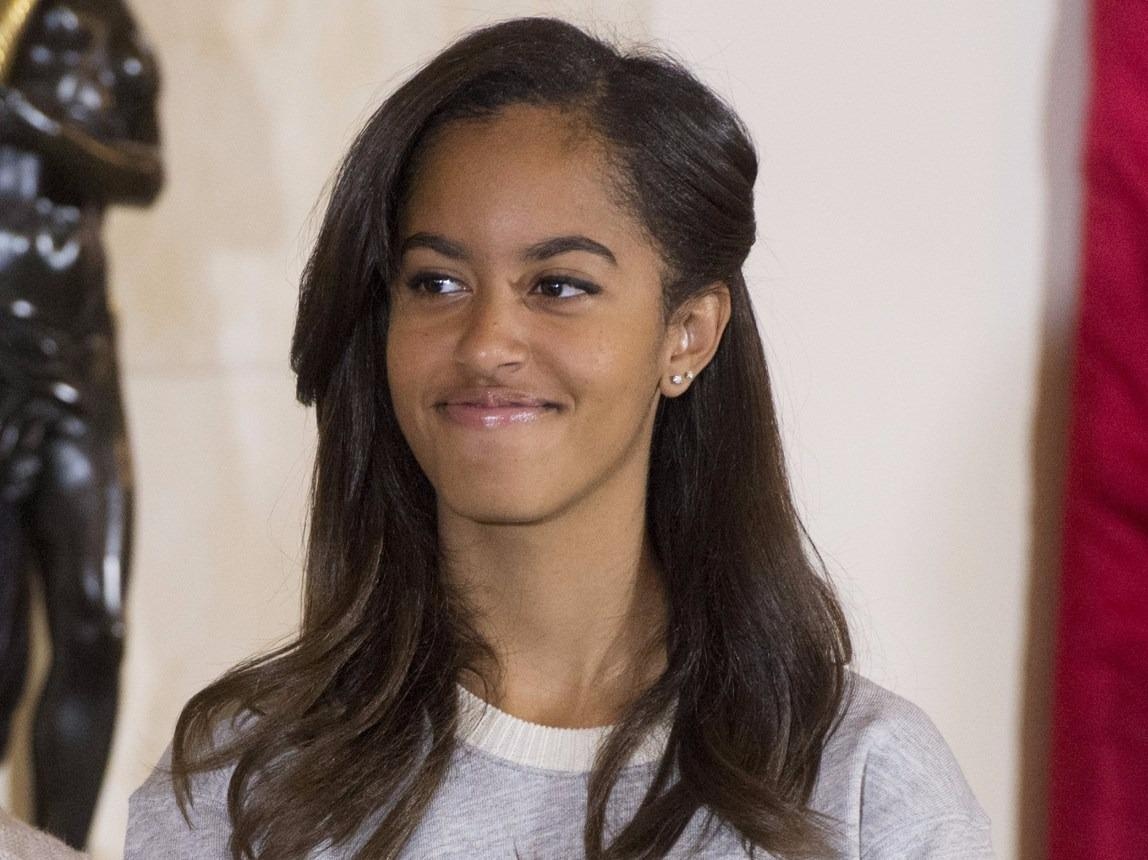 Con gai Tong thong Obama hut thuoc noi cong cong hinh anh