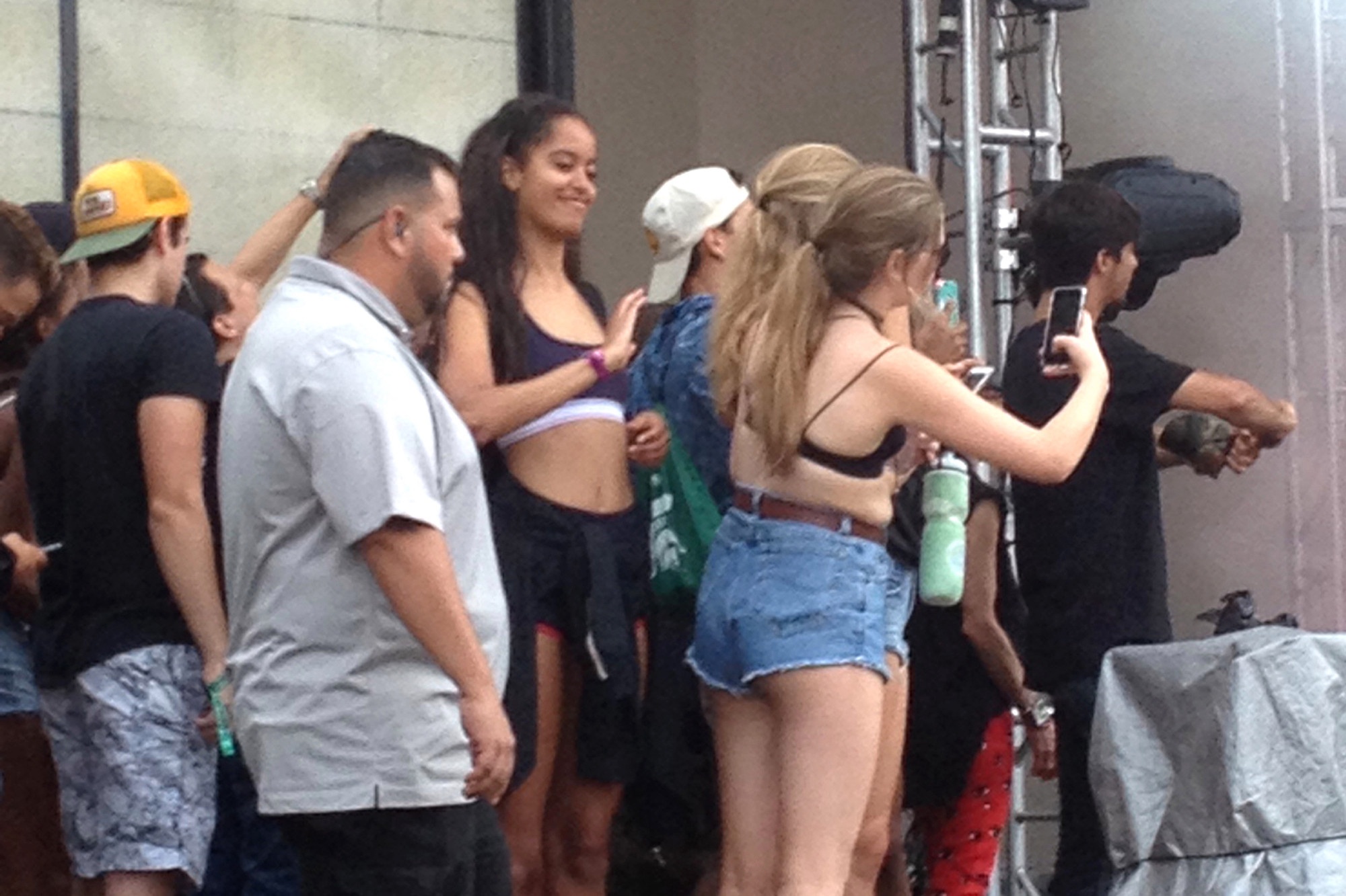 Tieu thu nha Obama hut thuoc noi cong cong anh 1