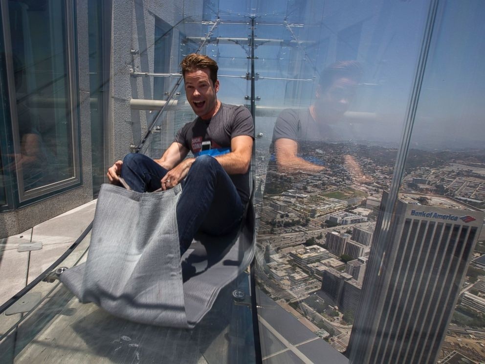 truot cau thang bang kinh tren tang 70 anh 3