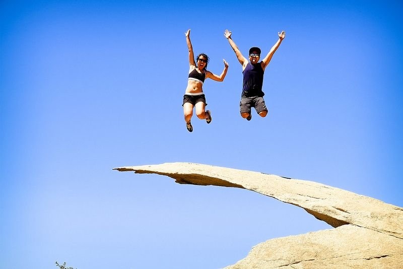 Hang tram ban tre xep hang chup anh tai mom da song ao hinh anh