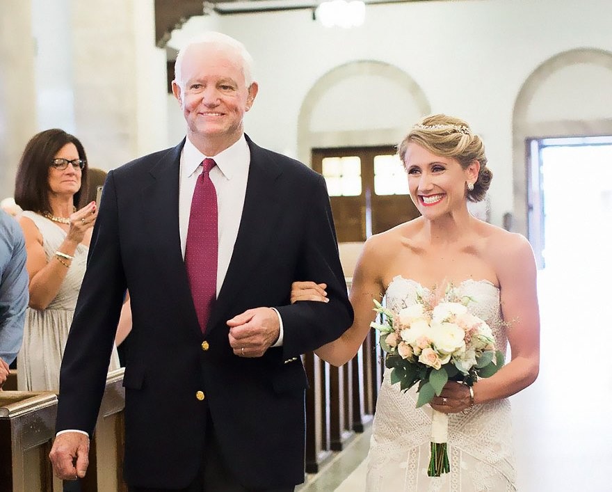 Co dau khoac tay nguoi mang trai tim cua cha vao le duong hinh anh