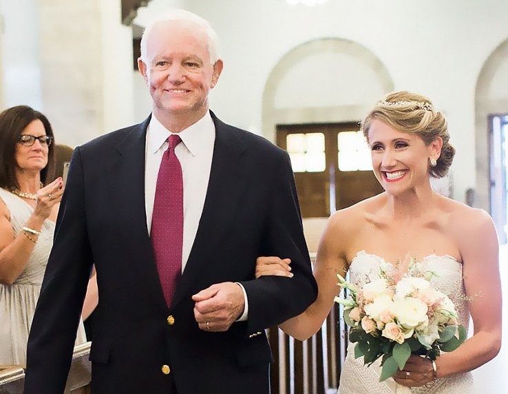 Co dau buoc vao le duong voi nguoi mang trai tim cua cha hinh anh