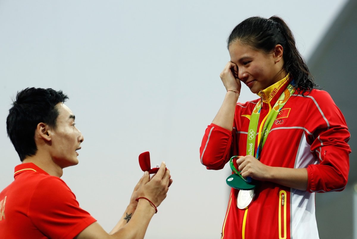 Nu VDV bat khoc khi bat ngo duoc cau hon tai Olympic 2016 hinh anh