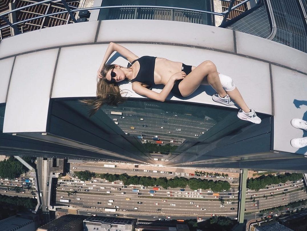 Angela Nikolau nhao lon tren toa nha 70 tang hinh anh