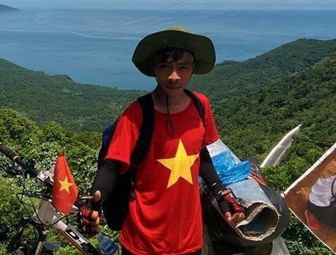 9X dap xe xuyen Viet gop tien xay truong cho tre em ngheo hinh anh