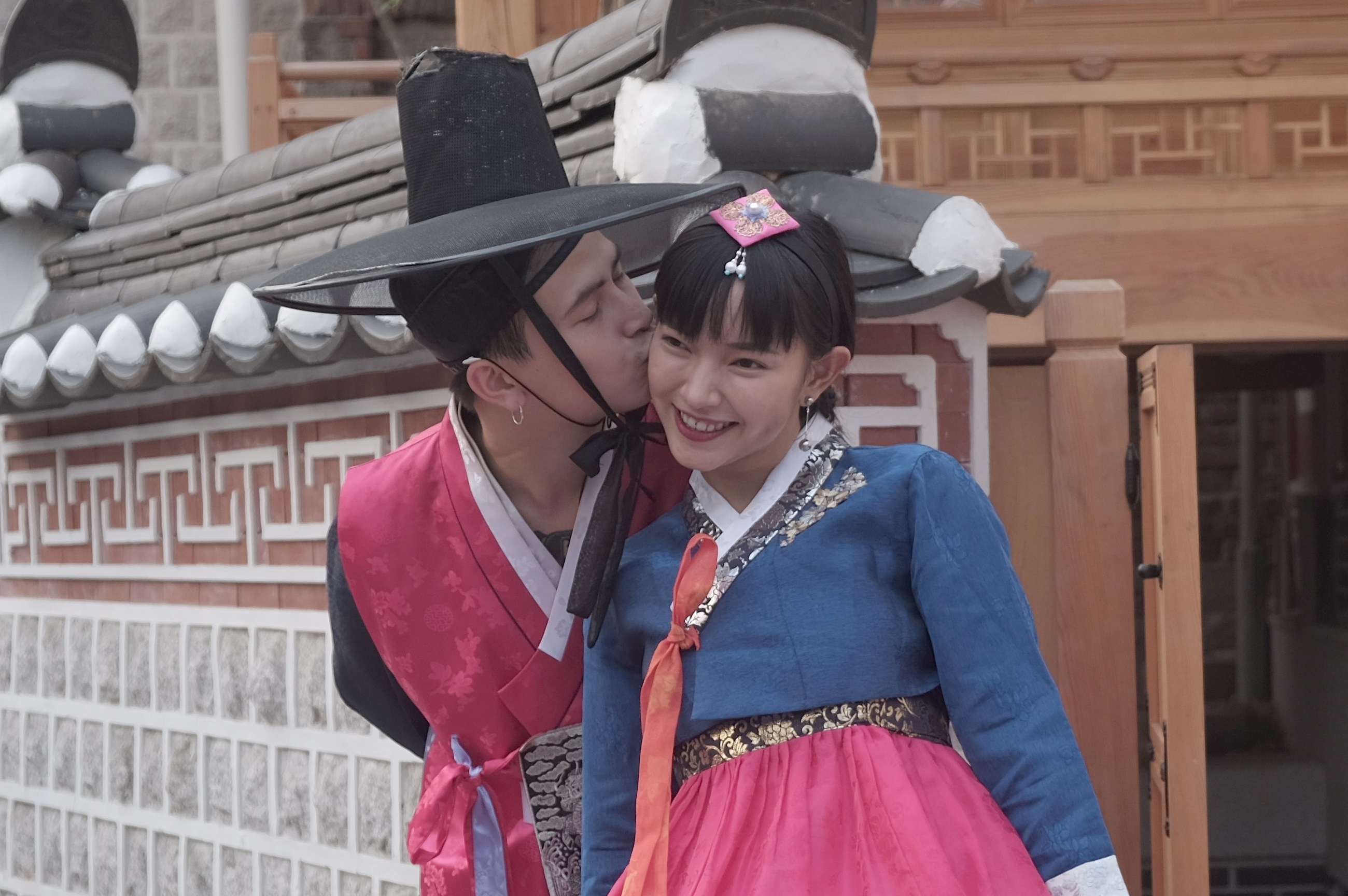 Hot girl Chau Bui khoe anh di Han mac hanbok cung ban trai hinh anh