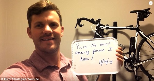 Josh chan that, lang man trong suot mot nam cau hon ban gai hinh anh