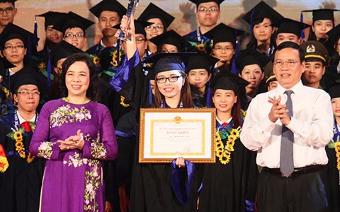 tôn vinh thủ khoa ảnh 1 ton vinh thu khoa anh 1
