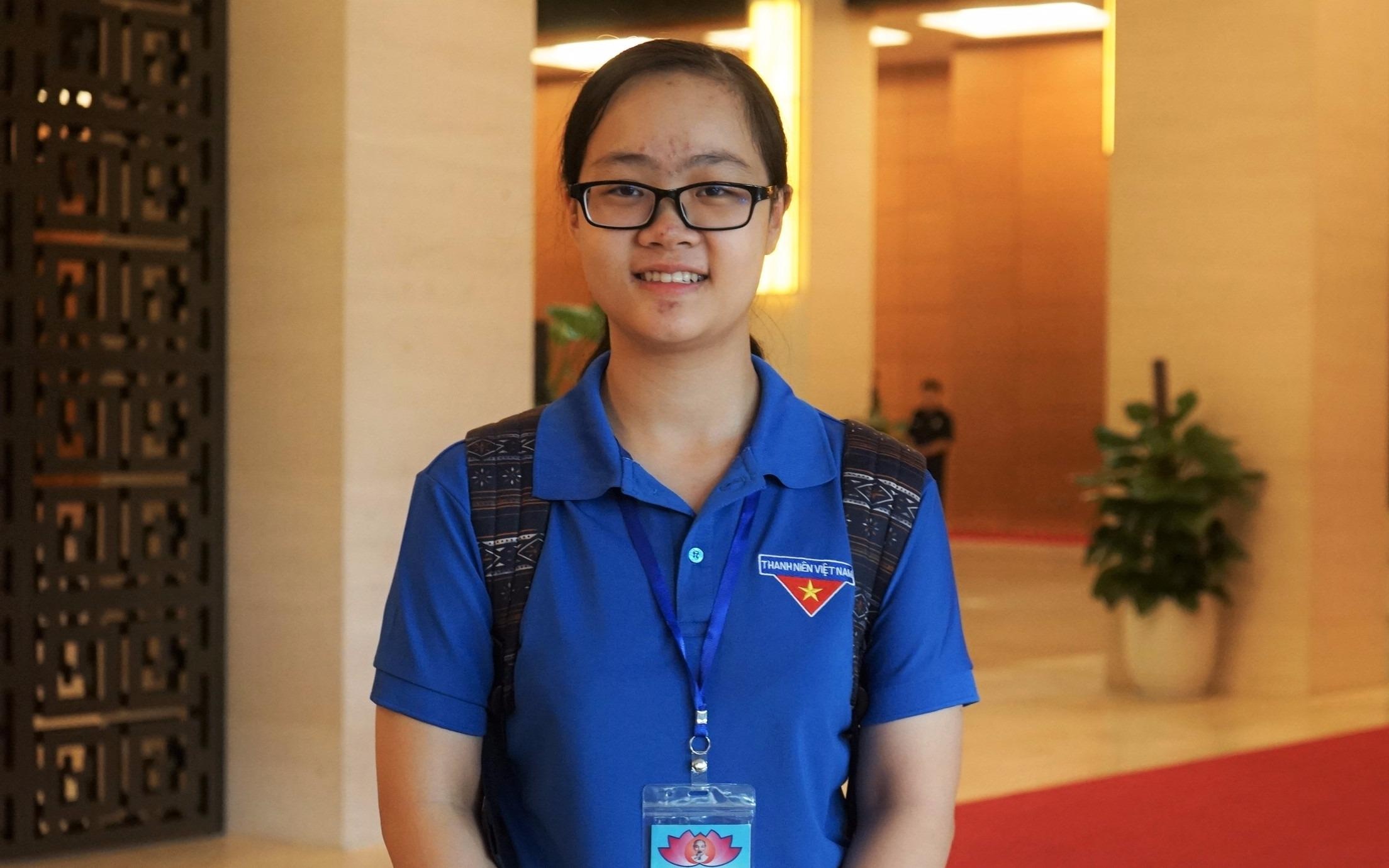 Nu sinh lop 11 de nghi Chu tich Quoc hoi chu trong giao duc hinh anh