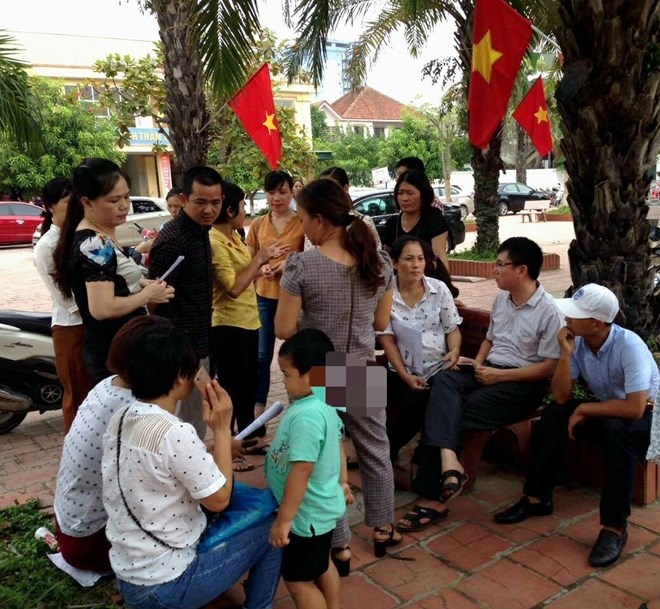 phu huynh den truong phan doi hoc VNEN anh 1