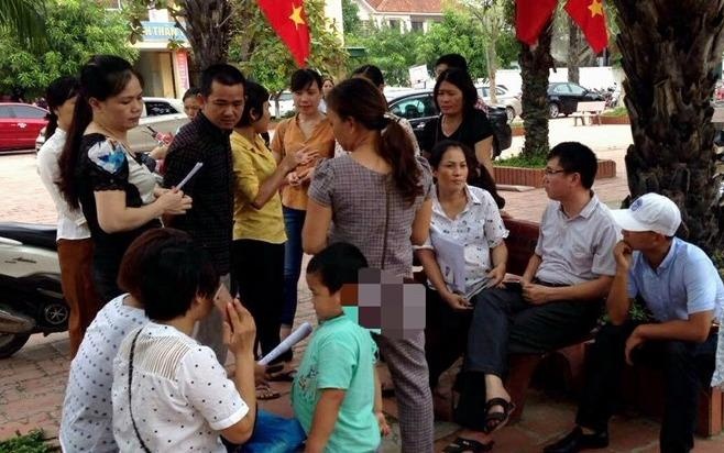 Phu huynh Nghe An den truong phan doi hoc VNEN hinh anh