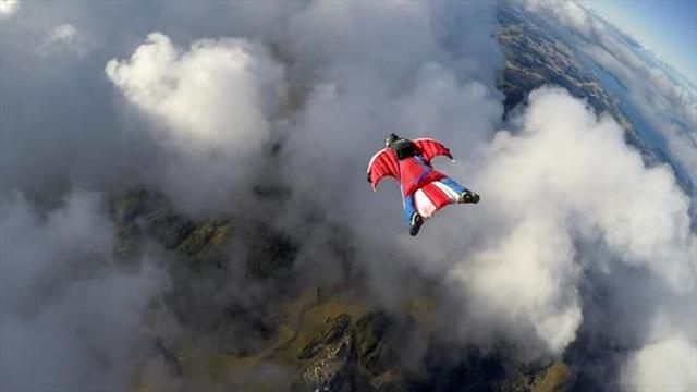 Chang trai nhay tu dinh nui cao va cai ket hinh anh