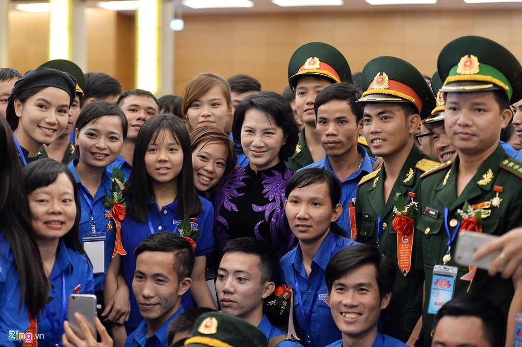 nu sinh de nghi Chu tich Quoc hoi anh 2