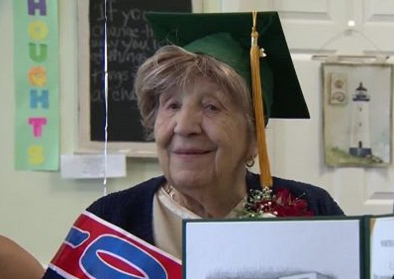 Cu ba 100 tuoi nhan bang tot nghiep trung hoc hinh anh