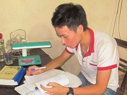 Chang trai do dai hoc tai san chi co duy nhat chiec giuong hinh anh