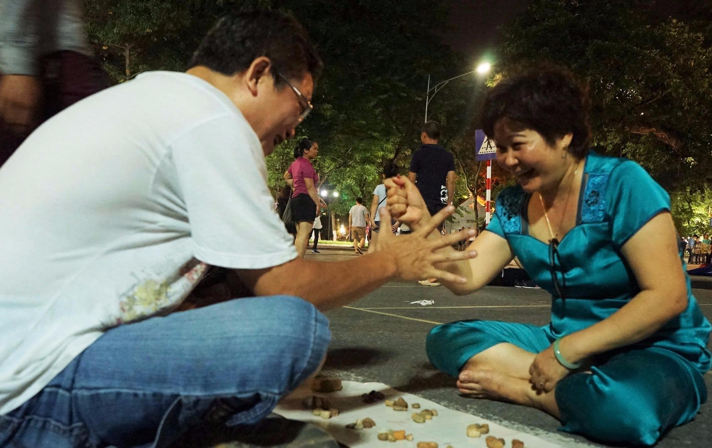 Vo chong trung nien choi o an quan tren pho di bo o ho Guom hinh anh