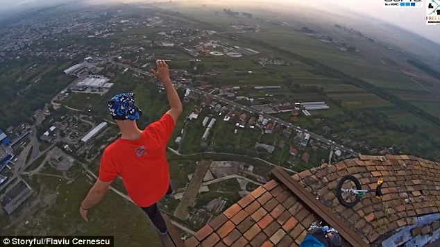 chang trai dap xe quanh ong khoi anh 3