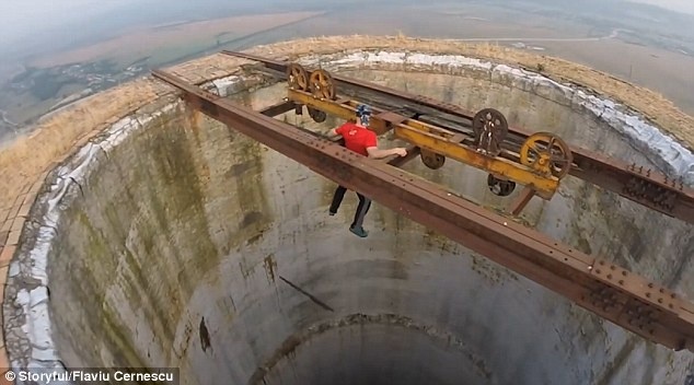 chang trai dap xe quanh ong khoi anh 4