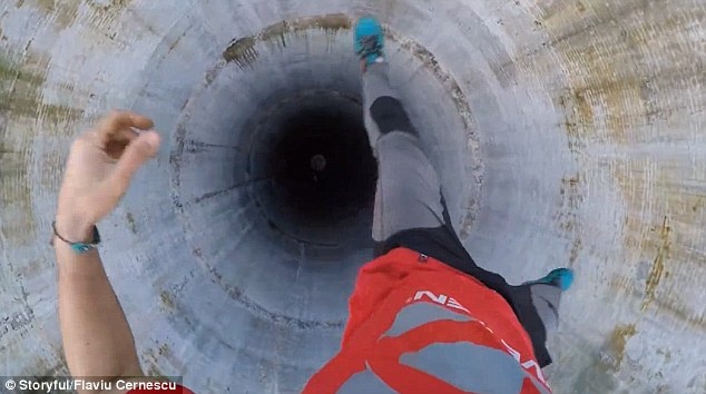 chang trai dap xe quanh ong khoi anh 5