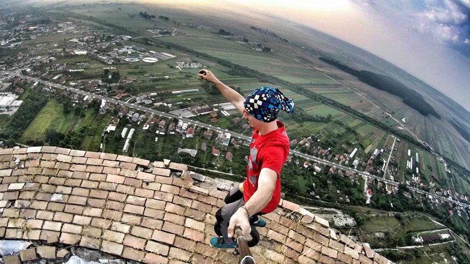 Flaviu Cernescu danh cuoc mang song tren mieng ong khoi cao 250 m hinh anh