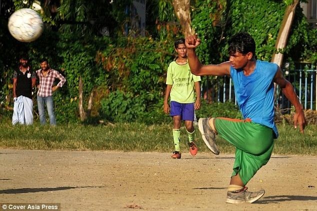 Chàng trai cụt 2 chân ảnh 1 Chang trai cut 2 chan anh 1