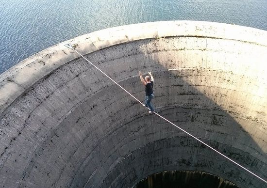 chang trai dap xe quanh ong khoi anh 6