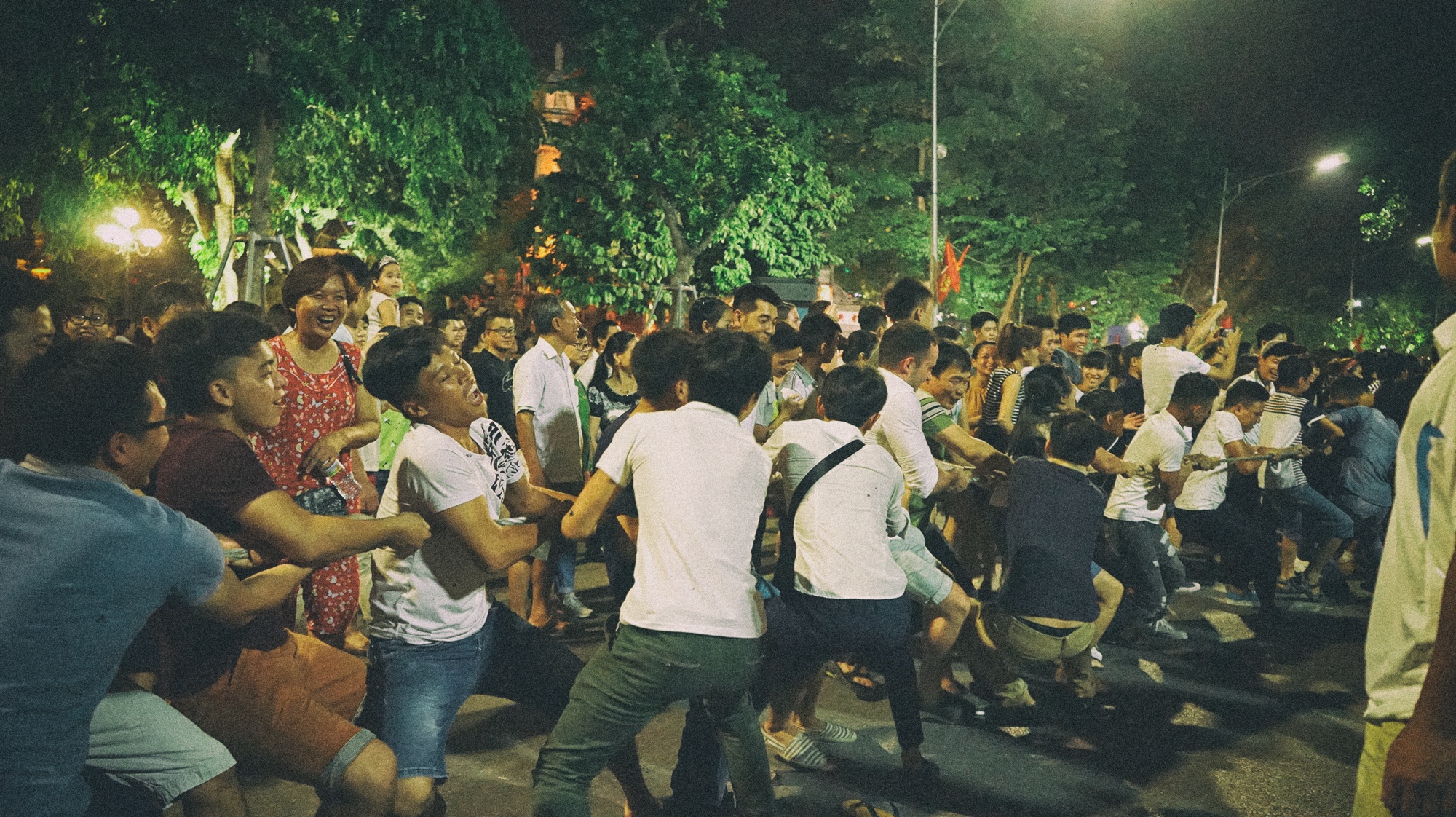 Tro choi dan gian tren pho di bo anh 10