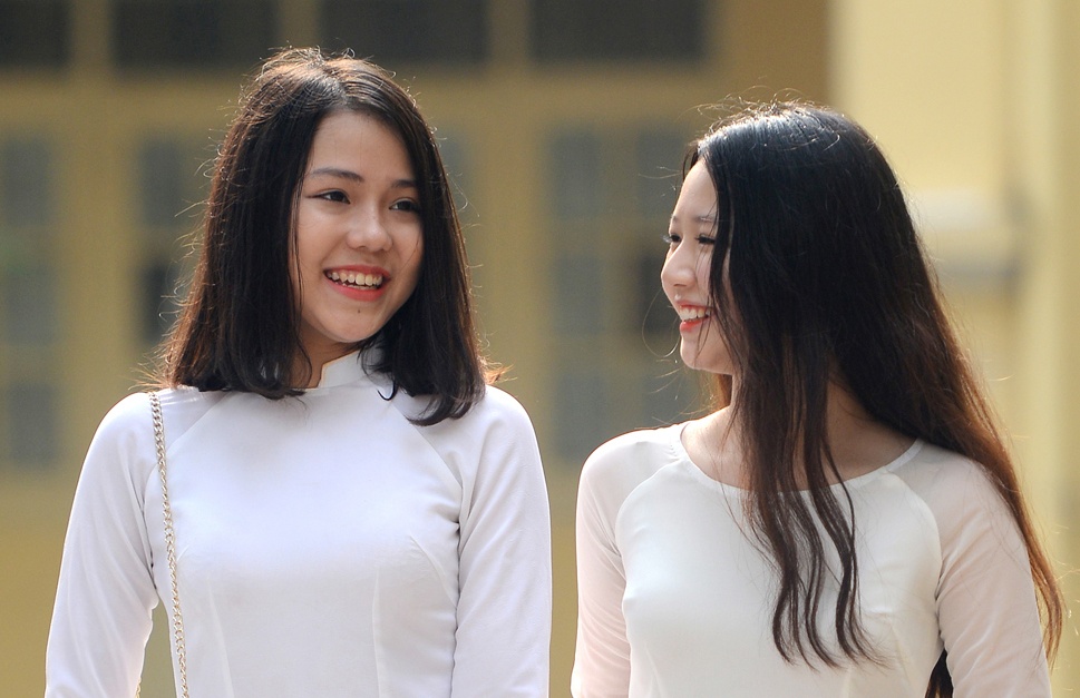 Nu sinh duyen dang ngay khai truong hinh anh