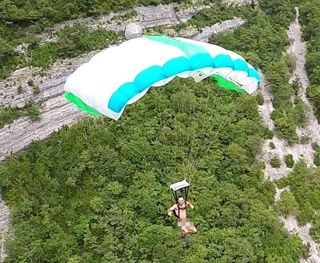 chàng trai khỏa thân nhảy dù  ảnh 2 chang trai khoa than nhay du anh 2