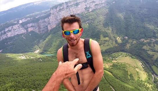 chàng trai khỏa thân nhảy dù  ảnh 1 chang trai khoa than nhay du anh 1