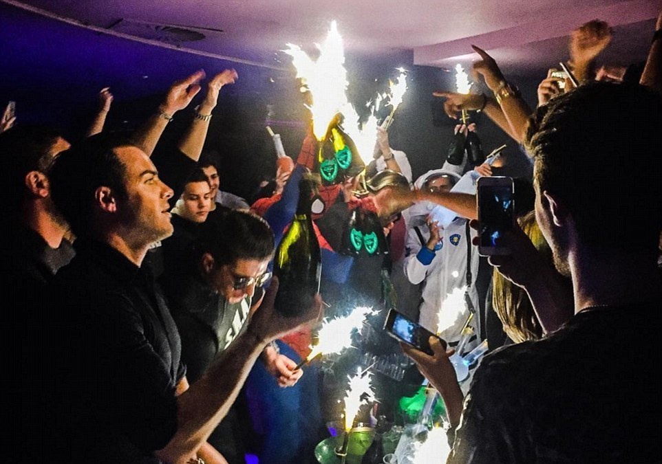 Nhung thu vui cua con nha giau hinh anh