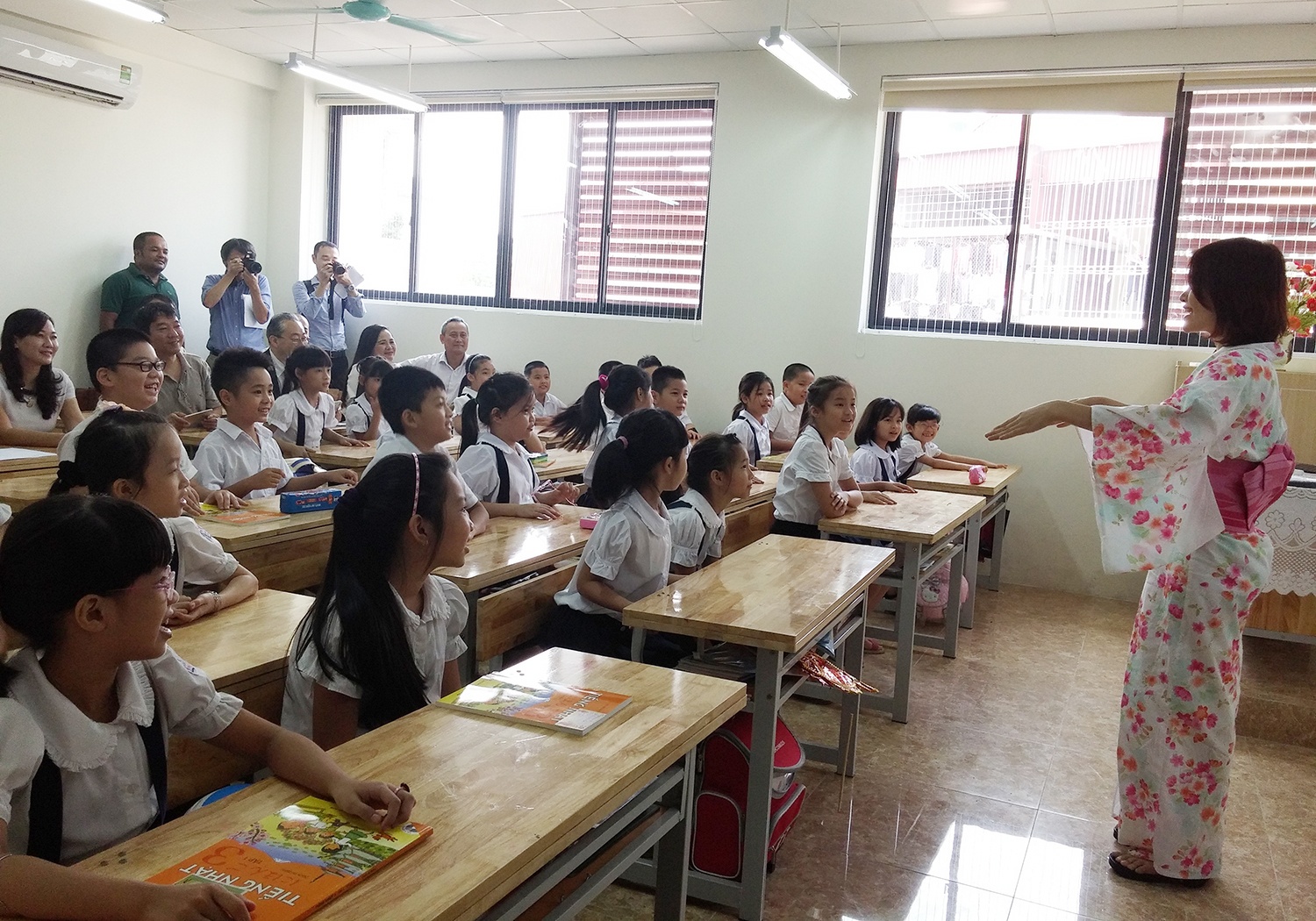 Hoc sinh Chu Van An trong gio tieng Nhat dau tien hinh anh