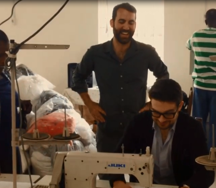 Alex hao hung hoc may trong mot chuyen cong tac hinh anh