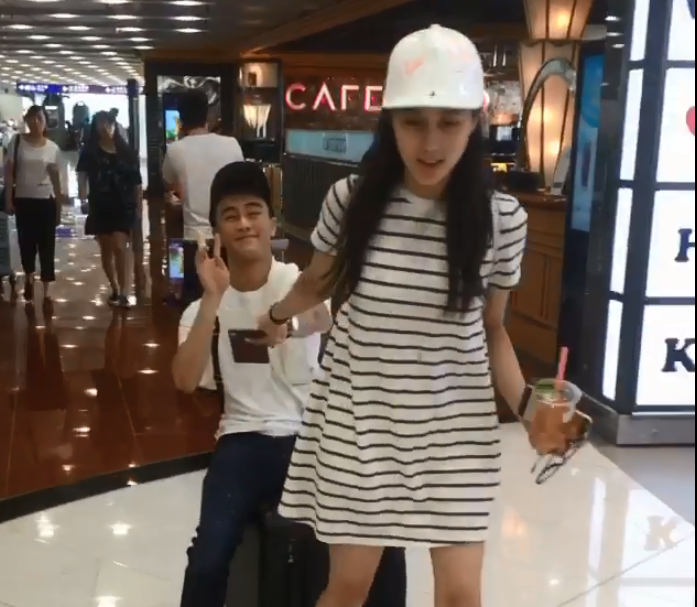 Hai anh em nhang nhit o san bay hinh anh