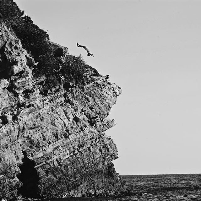 8booth nhay tu vach nui cao xuong bien hinh anh