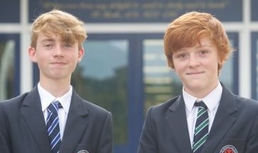 Hai cau be co IQ cao hon 'ong hoang Vat ly the gioi' hinh anh