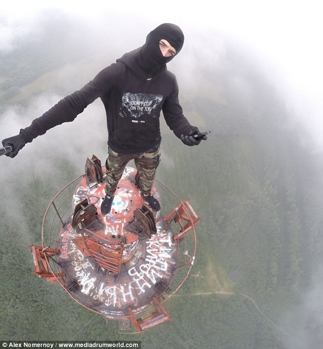 chàng trai selfie trên tòa tháp chọc trời ảnh 1 chang trai selfie tren toa thap choc troi anh 1