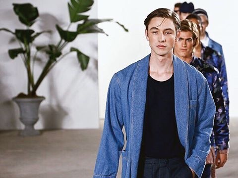 nguoi mau Tay dien trai anh 1