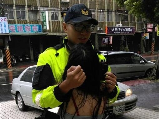 Chang canh sat bat ngo lam goi om cho co gai that tinh hinh anh