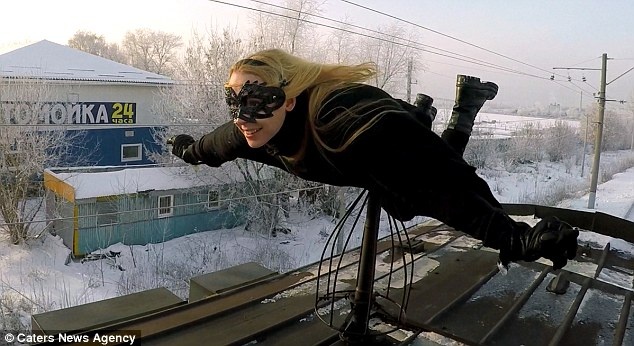 nữ sinh bay lượn trên nóc tàu hỏa ảnh 1 nu sinh bay luon tren noc tau hoa anh 1