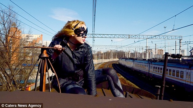 nữ sinh bay lượn trên nóc tàu hỏa ảnh 2 nu sinh bay luon tren noc tau hoa anh 2