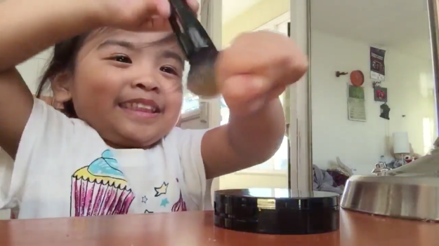 co be 3 tuoi lam vlogger trang diem anh 1