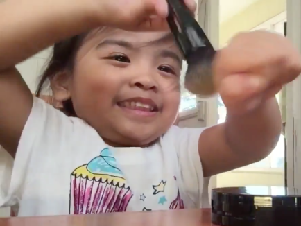 Co be 3 tuoi noi tieng voi clip day trang diem tren mang hinh anh