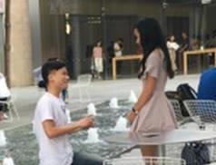 Co gai nhan loi cau hon tu ban trai du hut iPhone 7 hinh anh