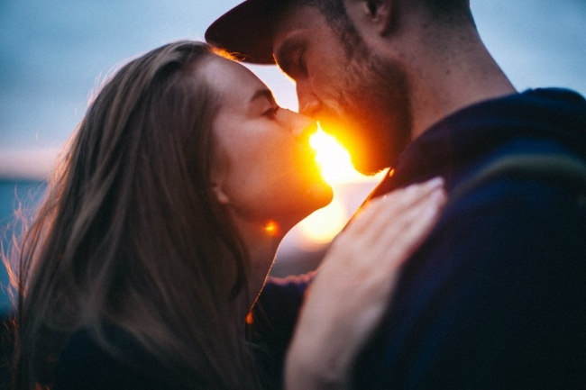 Cac doi hanh phuc it chia se tinh yeu tren Facebook hinh anh