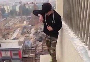 Chang trai say sua nhay tren ria tang 22 hinh anh