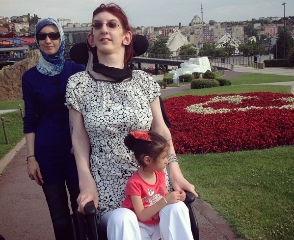 Rumeysa Gelgi di dao tren xe lan hinh anh