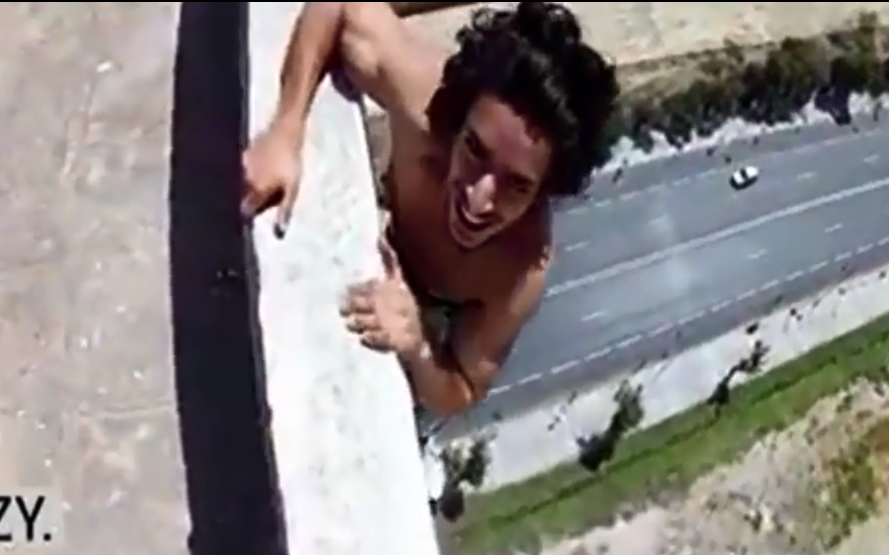 Khalid Tenni tap the hinh tren mep tuong hinh anh